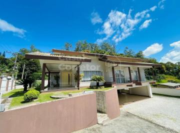 Casa · 400m² · 3 Quartos · 6 Vagas · Linda Casa de 3 Suítes Próximo Do Centro de Brusque