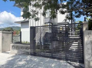 Casa · 164m² · 3 Quartos · 2 Vagas · Sobrado Moderno de Alto Padrão