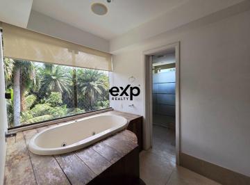 Suite Master com Hidromassagem, Ofurô, 2 banheiros, espaço homeoffice · Casa de Alto Padrão Para Locação Com 5 Suítes Na Estrada Do Coco