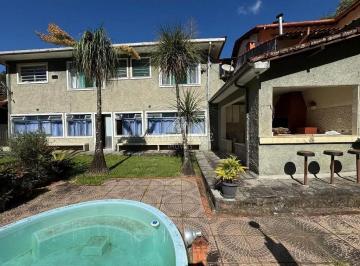 Casa · 227m² · 5 Quartos · 4 Vagas · Casa Em Parque Do Ingá, Teresópolis/rj de 227 m² 5 Quartos À Venda por R$1.100.000