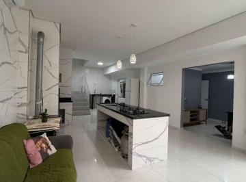 Casa · 236m² · 4 Quartos · 5 Vagas · Casa Em Abraão, Florianópolis/sc de 236 m² 4 Quartos À Venda por R$1.950.000