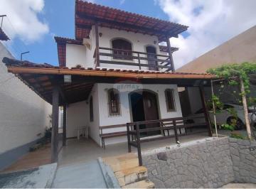 Casa · 214m² · 4 Quartos · 4 Vagas · Charmosa Casa Ampla Em Lote Generoso No Engenho Do Mato - Natureza, Tranquilidade E Conforto