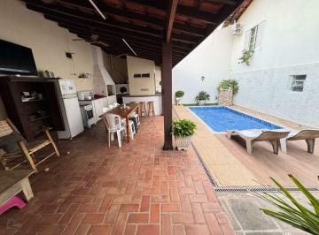 Casa · 220m² · 3 Quartos · Casa Para Venda Em Centro de 220.00 m² Com 3 Quartos E 3 Suites