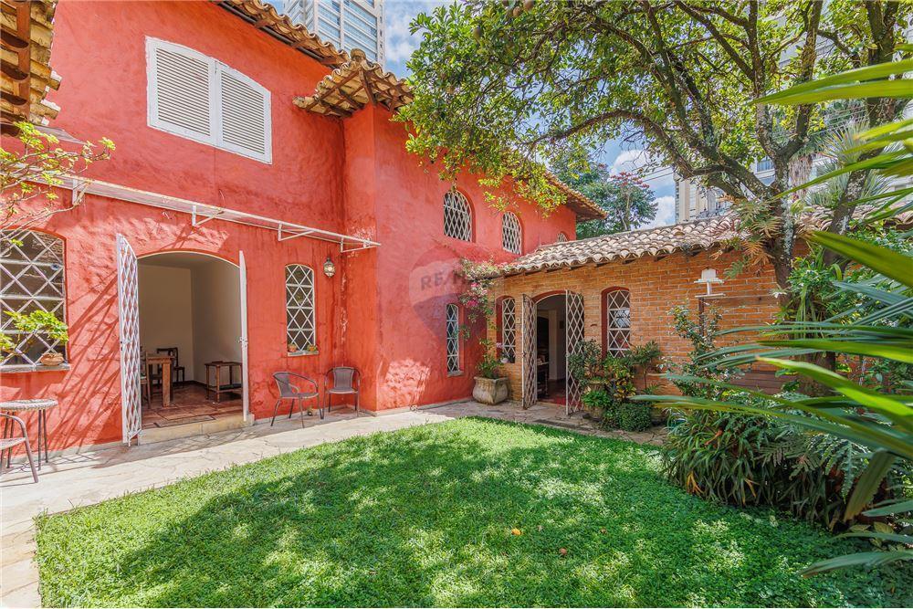 Casa a Venda Com 300 m², 4 Dormitórios Sendo 2 Suítes Com 3 Vagas - Bairro Campo Belo