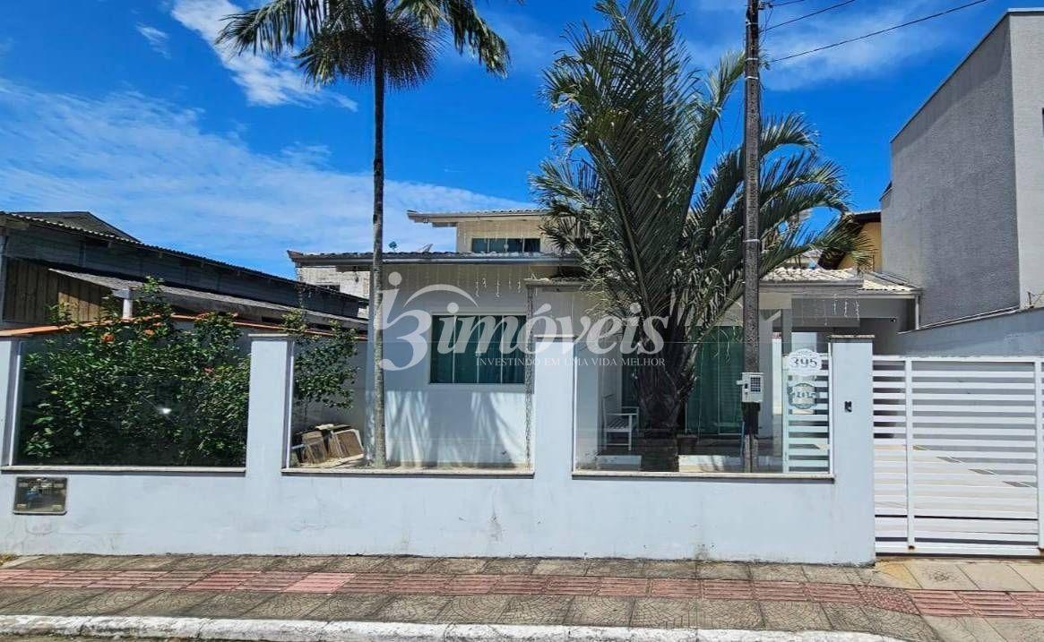 Casa Á Venda 3 Quartos, Sendo 1 Suíte, 1 Mezanino Espaço Tv, Banheiro, 2 Vagas de Garagem, Bairro D