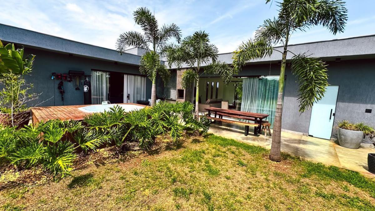 Casa de Alto Padrão Em Condomínio Vale Do Luar Com Portaria 24 Horas.