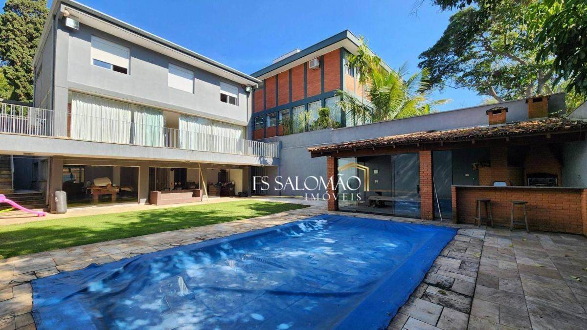 Linda Casa Com Jardim E Piscina!