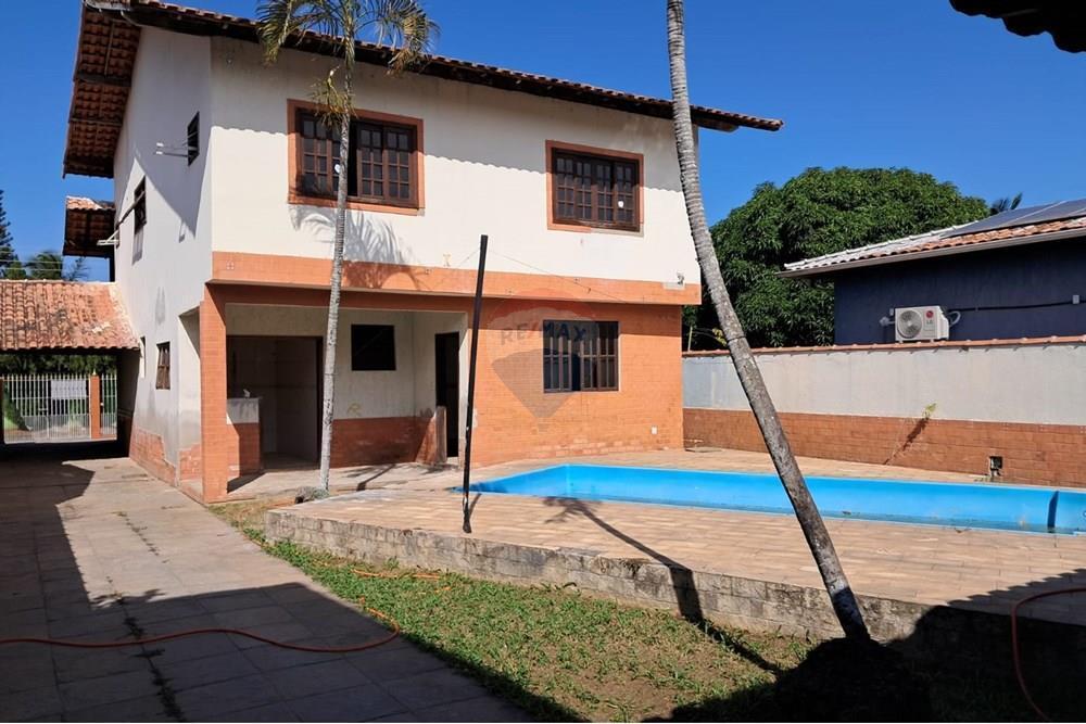 Casa Em Condomínio Fechado, Três Dormitórios E Suíte.
